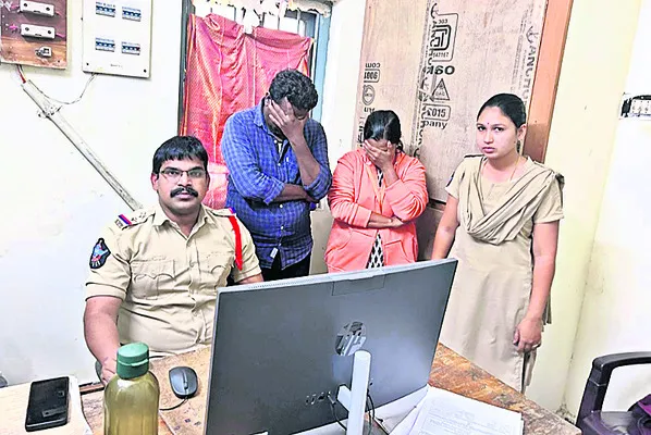 నకిలీ పత్రాల తయారీకి పాల్పడిన ఇద్దరి అరెస్ట్‌ 