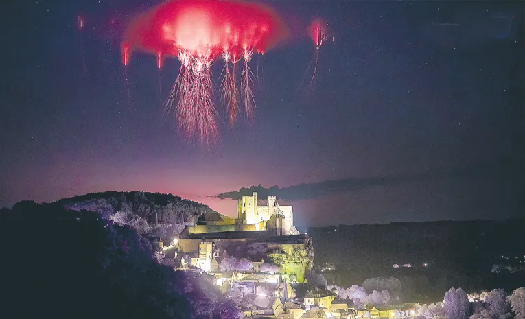 ఆకాశ వీధిలో... వింత ‍‍ప్రకాశం 