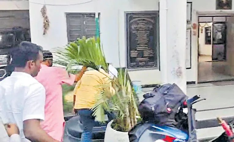 లెంగిక వేధింపుల కేసులో ఇద్దరు అధ్యాపకుల అరెస్ట్‌ 