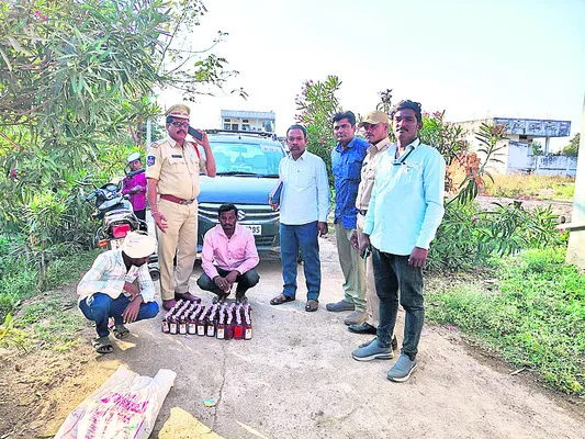 మద్యం తరలిస్తున్న ఇద్దరి అరెస్ట్‌
