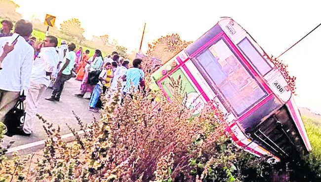 పంటపొలాల్లోకి దూసుకెళ్లిన ఆర్టీసీ బస్సు