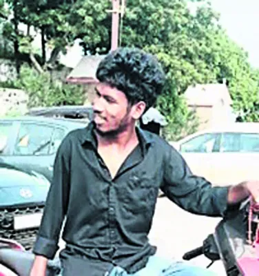 రోడ్డు ప్రమాదంలోయువకుడు మృతి 