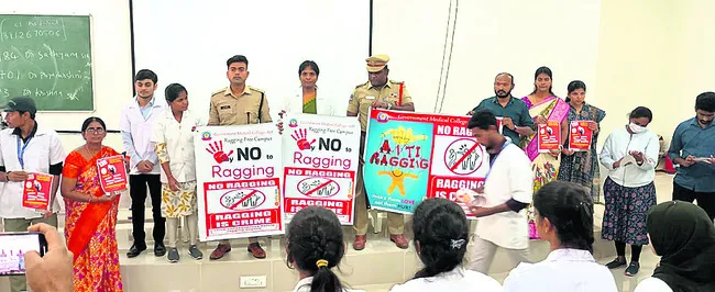 ర్యాగింగ్‌కు దూరంగా ఉండాలి