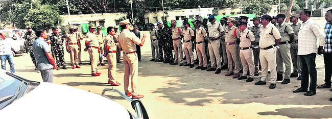 ప్రలోభాలకు లోను కావొద్దు