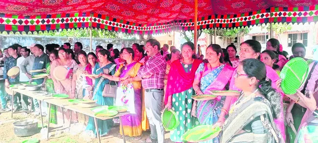 ఎన్నికల సిబ్బందికి అరకొరగా భోజనాలు