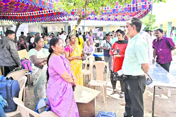 అధికారులు జాగ్రత్తగా వ్యవహరించాలి