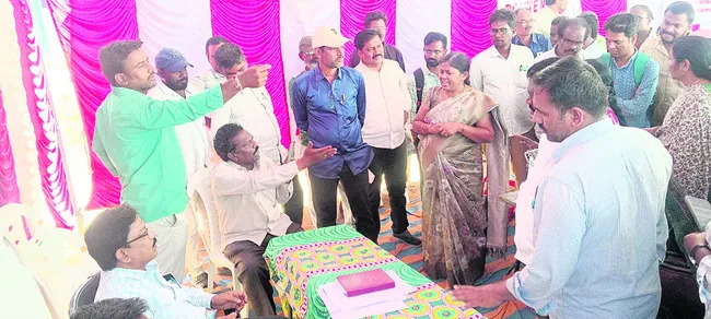 ఏకగ్రీవమైన పంచాయతీలకు ఎన్నికల సిబ్బంది 