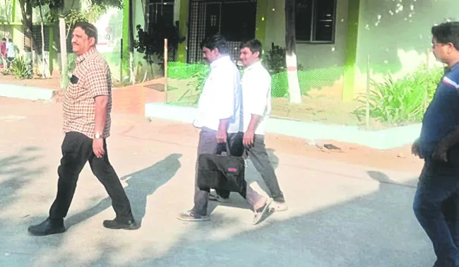 పనిచేస్తారా? వెళ్లిపోతారా?