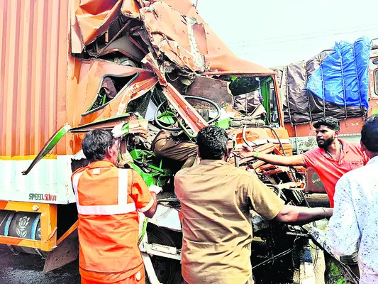 పేలిన లారీ టైరు 