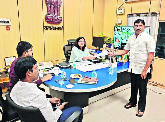 వైఎస్సార్‌సీపీ జిల్లా అధ్యక్షుడికి విప్‌ జారీ చేసే అధిక