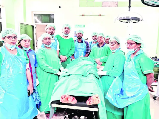 గొంతుకోసుకున్న వ్యక్తికి శస్త్రచికిత్స