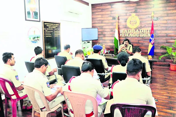 సమస్యాత్మక ప్రాంతాలపై నిఘా పెట్టాలి