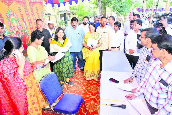 ఎన్నికల సామగ్రిని జాగ్రత్తగా పంపిణీ చేయాలి 