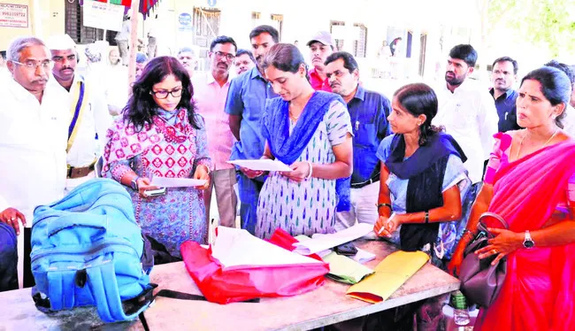  ‘18 గుర్తింపు కార్డుల్లో దేనినైనా తీసుకెళ్లొచ్చు’ 