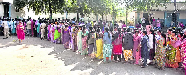 ఓటేసేందుకు కాదు.. భోజనం కోసం బారులు