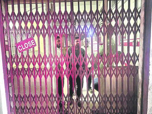 ముత్తూట్‌ ఫైనాన్స్‌కు తాళం