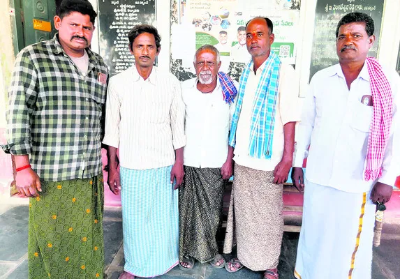 జగనన్న కాలనీలో విద్యుత్‌ మీటర్లు తీసుకెళ్లారు! 