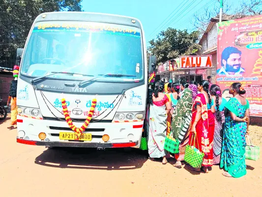 ఎట్టకేలకు కార్మికులకు బస్సు సౌకర్యం