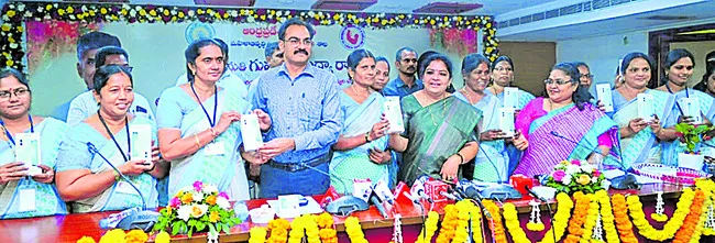 అంగన్‌వాడీ వర్కర్లకు 5జీ సెల్‌ ఫోన్లు
