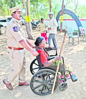 ఎన్నికల్లో పోలీసుల సేవలు ప్రశంసనీయం 