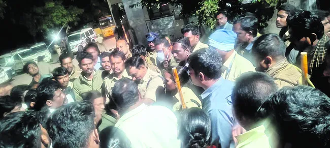 గుండ్లగూడెంలో ఇరువర్గాల తోపులాట