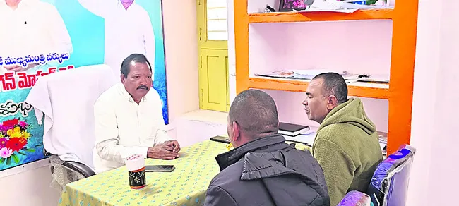 ఇల్లు లేని వారితో దరఖాస్తు చేయించండి