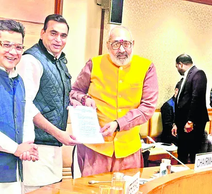 పోచంపల్లి ఇక్కత్‌ను ఆదుకోవాలి