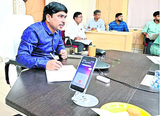 ఉద్యోగులపై క్రమశిక్షణ కొరడా