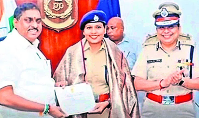 ఐపీఎస్‌ ఇషా సింగ్‌కు ప్రశంసలు 