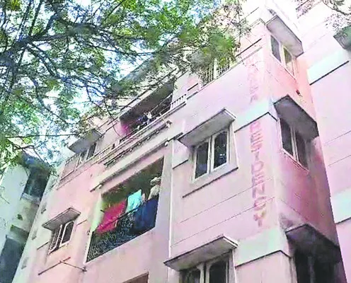 అపార్ట్‌మెంట్‌లోభారీ చోరీ 
