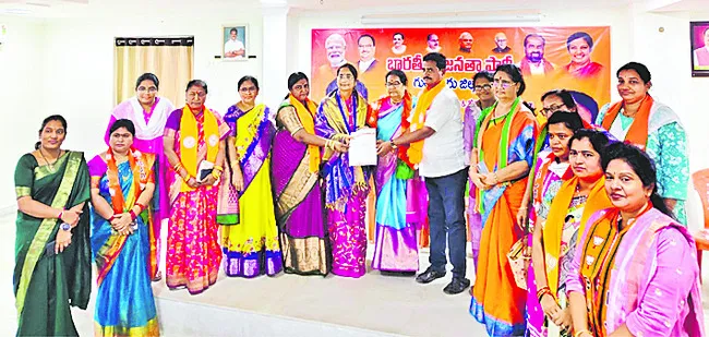బీజేపీ జిల్లా అధ్యక్షురాలిగా డాక్టర్‌ రాధామాధవి 