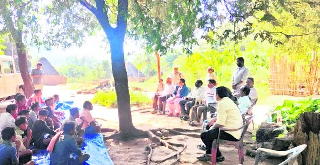 మోదెల గ్రామాన్ని సందర్శించిన అధికారులు 