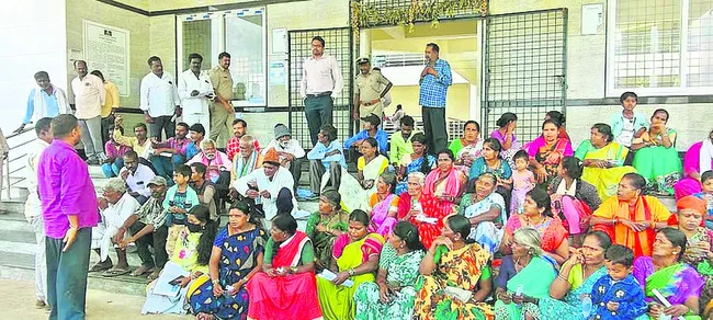 కబ్జాదారుల భరతం పట్టాలని ధర్నా 