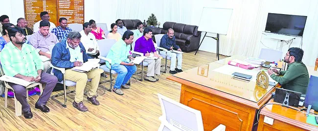 తాగునీరు, పారిశుద్ధ్య పనులు చేపట్టండి