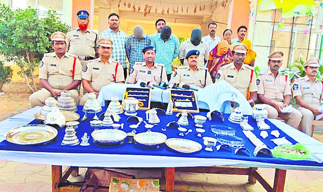 అంతరాష్ట్ర దొంగల ముఠా అరెస్టు