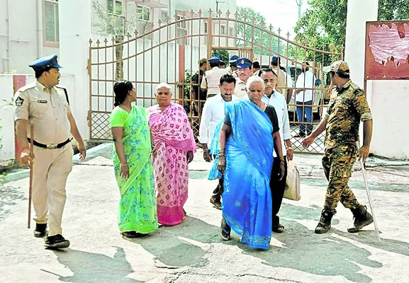 బెదిరించినా ఎదిరించారు! 