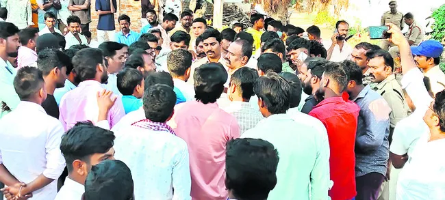 కాంగ్రెస్‌, బీఆర్‌ఎస్‌ శ్రేణుల వాగ్వాదం