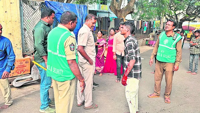 గాయపర్చుకుని యువకుడు తిరుమలలో హల్‌చల్‌