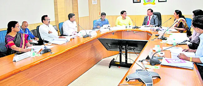 హెల్త్‌ వర్సిటీ రిజిస్ట్రార్‌, సీఓఈ నియామకాలపై నిర్ణయం 