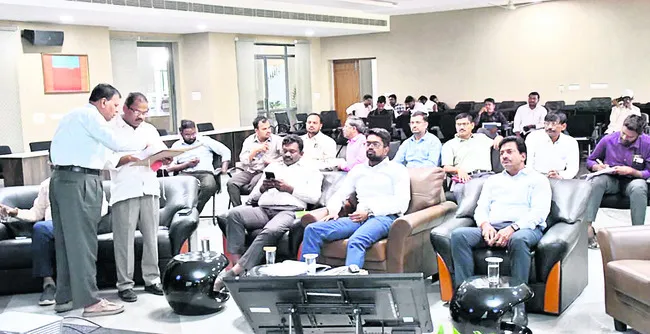 వెబ్‌కాస్టింగ్‌ను పర్యవేక్షించిన కలెక్టర్‌ 