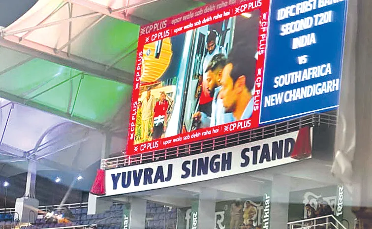Yuvraj and Harman Kaur stands unveil3