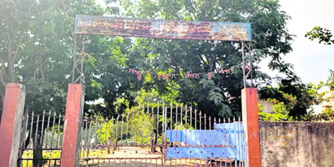 ‘ఆశ్రమ’ంలో అస్తవ్యస్తం..!