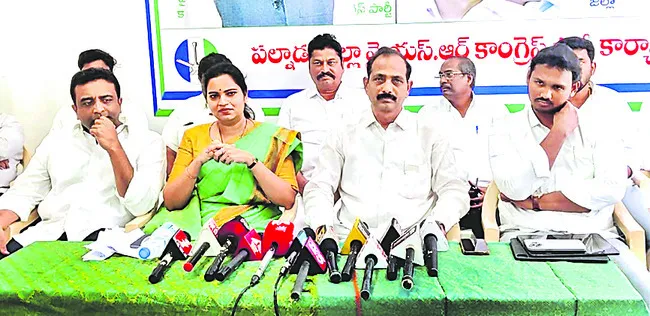 పల్నాడులో పోలీసుల ప్రత్యేక రాజ్యాంగం