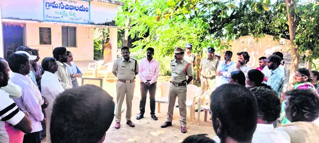 డబ్బులు డిమాండ్‌ చేస్తే చర్యలు
