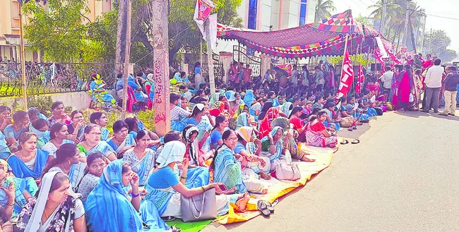 వేతనాలు పెంచాలని  అంగన్‌వాడీల ధర్నా 