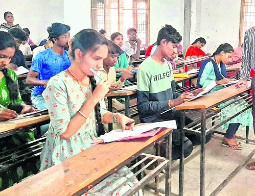 విద్యార్థులపై ఫీజు భారం