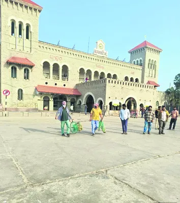 కుక్కలను పట్టి తరలిస్తాం