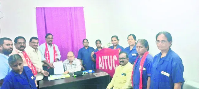 కాంట్రాక్ట్‌ కార్మికులకు పనిభారం 