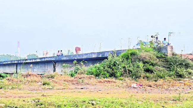 జాడలేని అప్రోచ్‌ రోడ్లు 