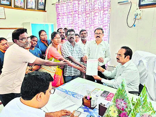 కార్మికుల సమస్యలు పరిష్కరించాలి 